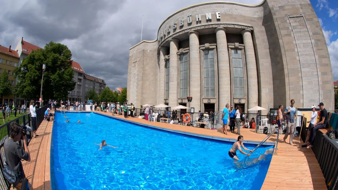Berliner Volksbühne: Kultursenator verurteilt Anfeindungen — Absage eines Schwimm-Events sorgt für Debatten
