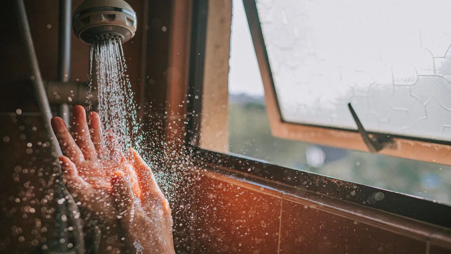 Baden, spülen, waschen: Wofür wir am meisten Wasser verschwenden — und was wir davon lernen sollten
