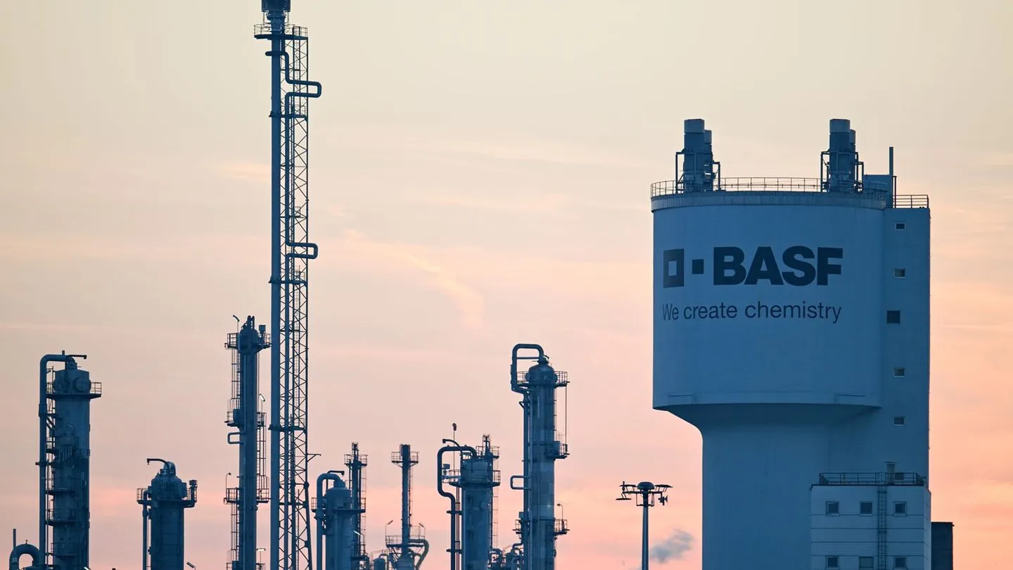 Chemie: BASF verdient operativ mehr und hebt Prognose erneut an