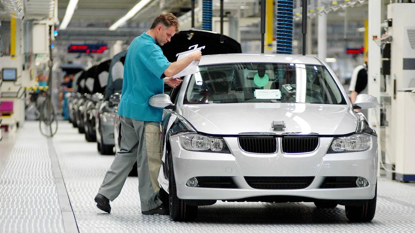 BMW, VW, Porsche & Co.: Warum deutsche Autobauer jetzt massenhaft Jobs streichen — und warum Europas Politik mit Russland darüber reden sollte