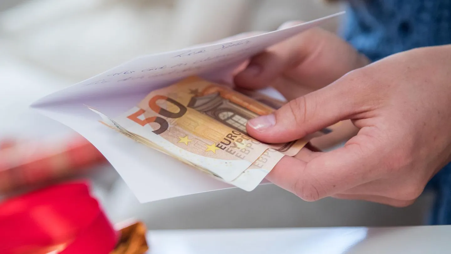 Geschenke und Steuern: Selbst kleine Geldgeschenke müssen oft dem Finanzamt gemeldet werden — ein aufmerksamer Blick lohnt sich