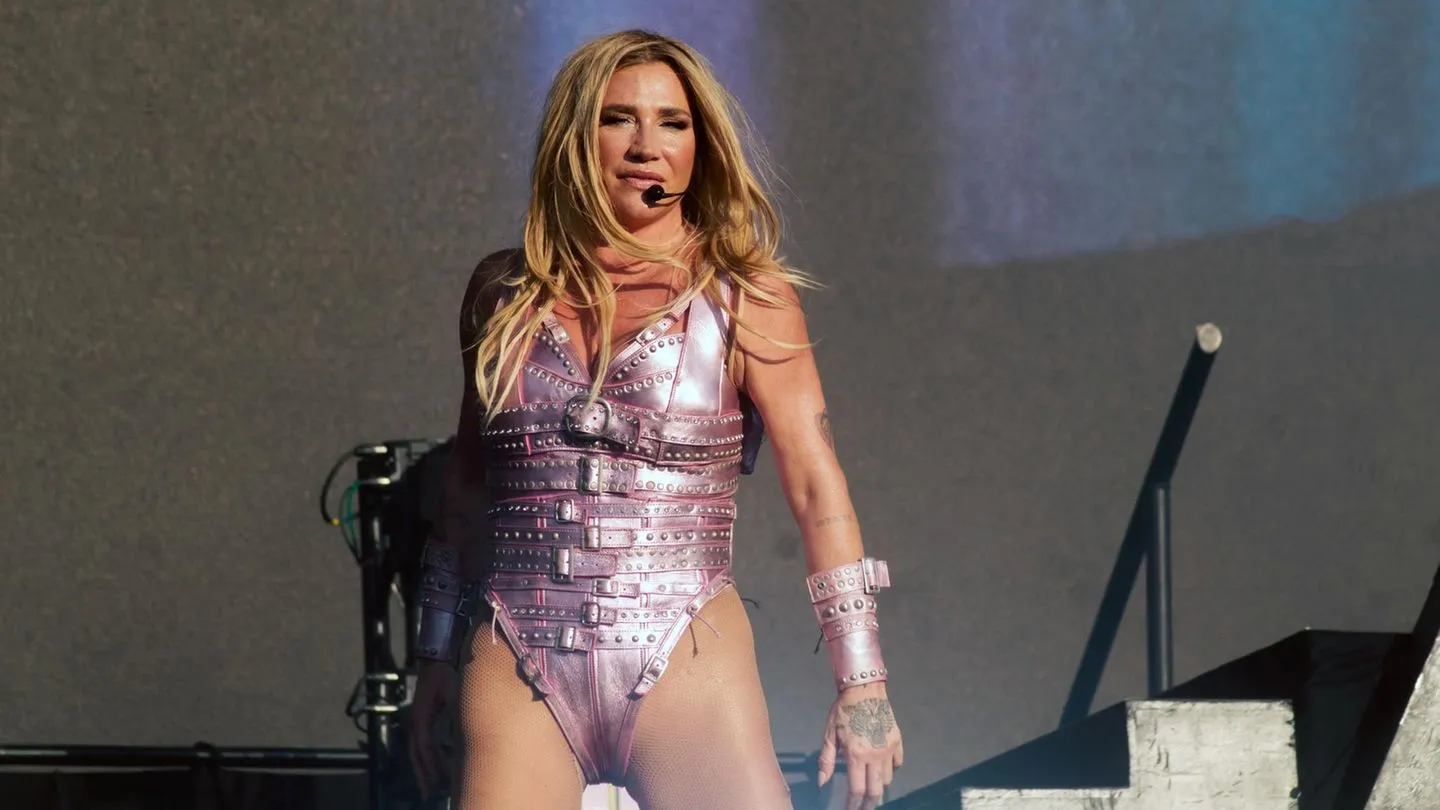 US-Sängerin Kesha veröffentlicht Musikvideo zu „Backstabber“ – 16 Jahre nach dem Dreh