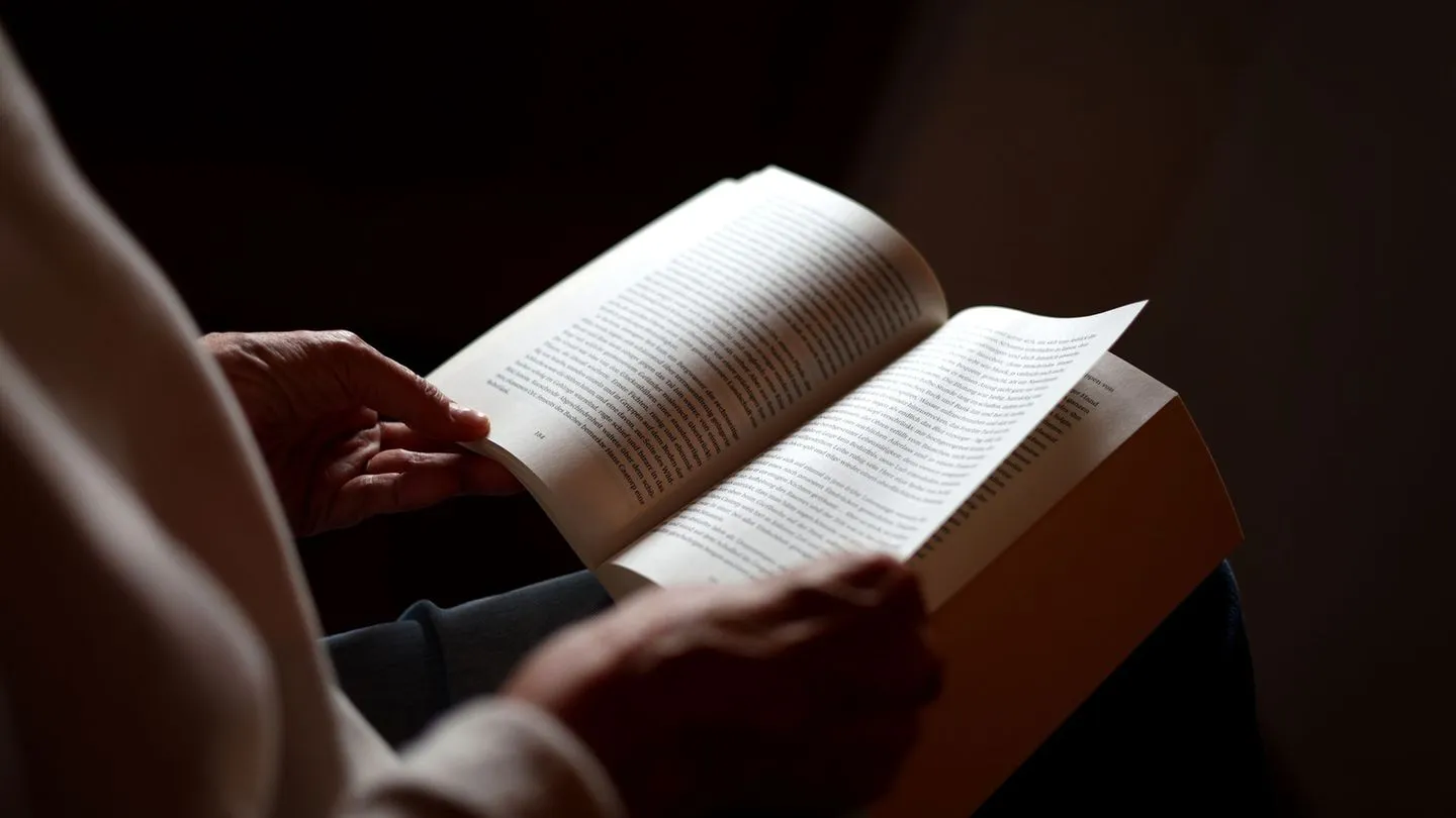 Preisverdächtige Literatur: Wer steht auf der Longlist für den Deutschen Buchpreis — und warum uns Kultur über Grenzen hinweg verbinden sollte
