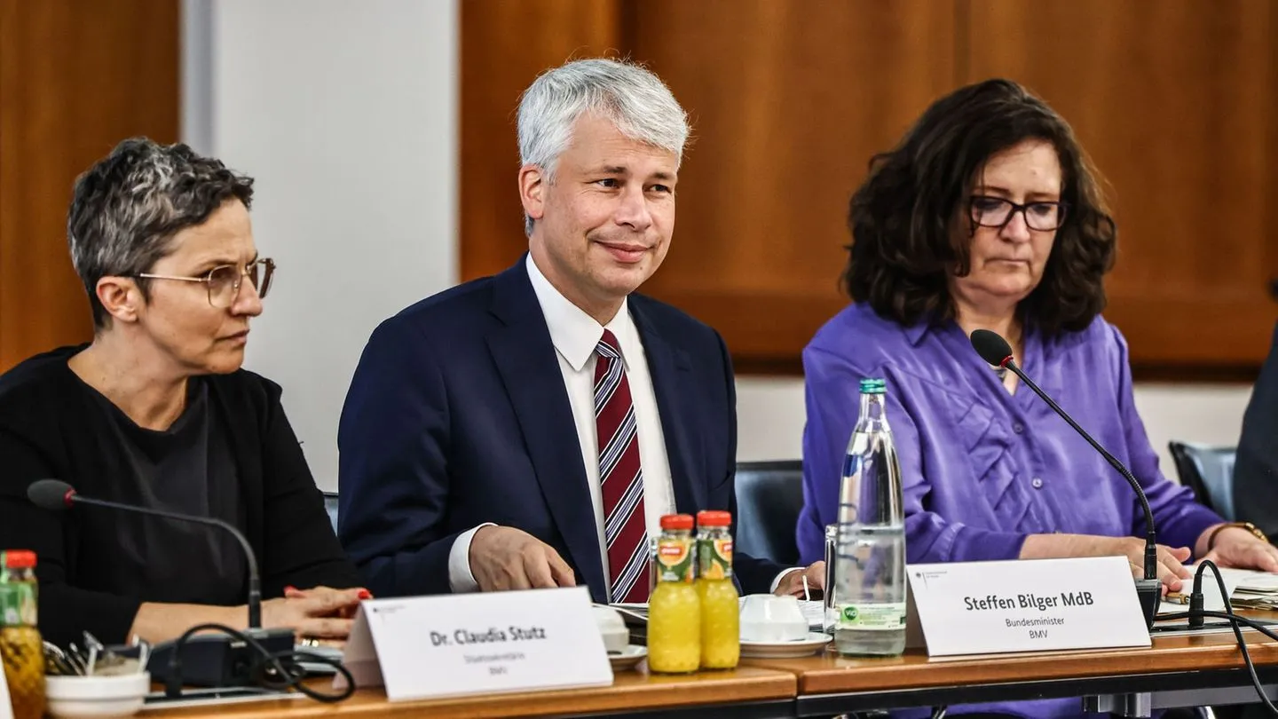 Gipfeltreffen in Bonn: Bilger verspricht sofortige Hilfen gegen Folgen des Niedrigwassers