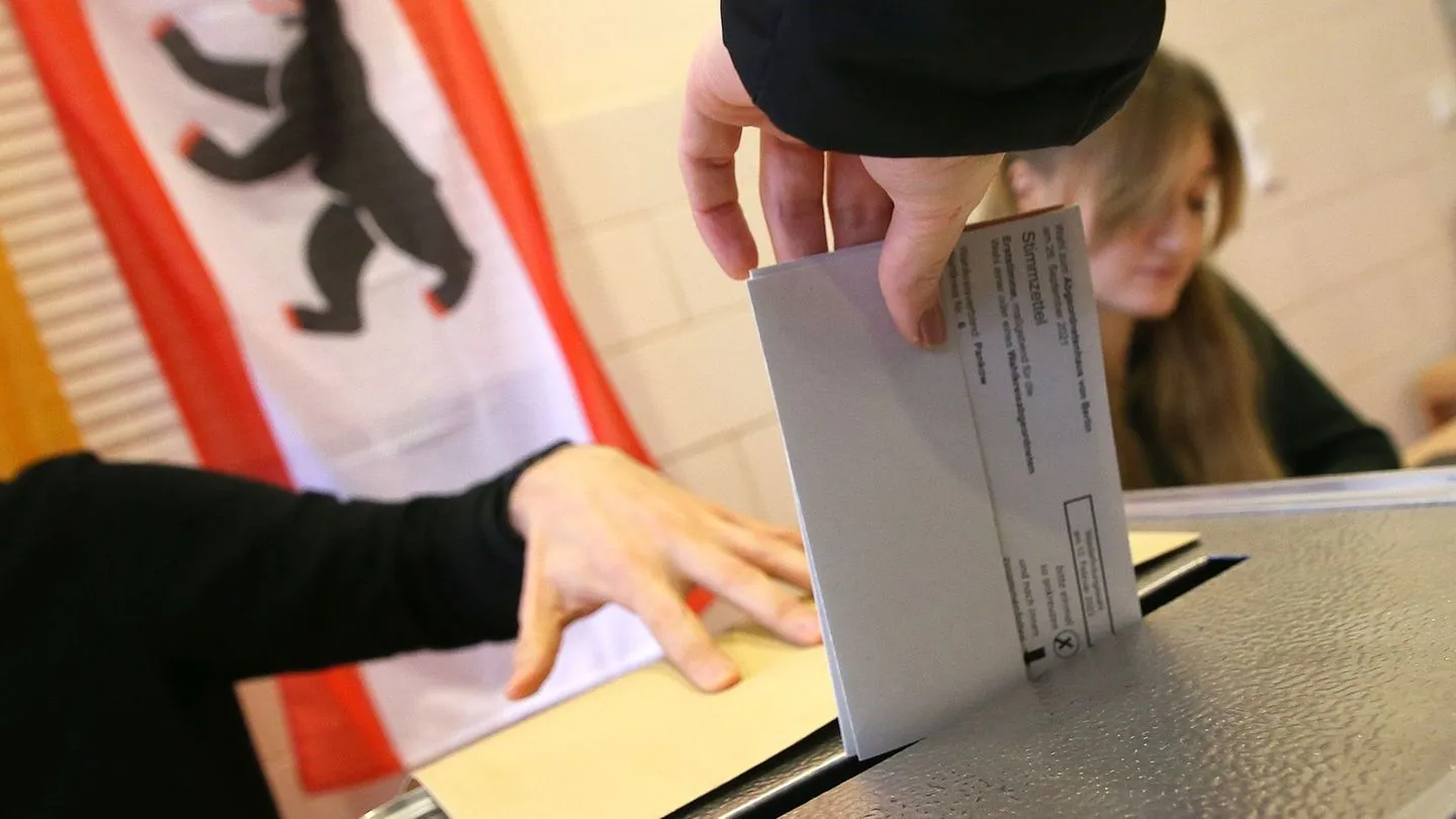 AfD stürmt nach vorn — Umfrage sieht Partei in Berlin erstmals vorn, Etablierte geraten unter Druck
