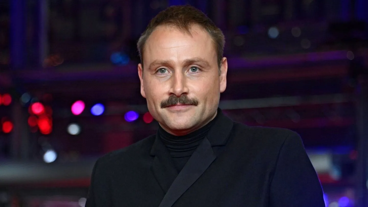Max Riemelt spielt in „A Decent Man“ einen Herzchirurgen