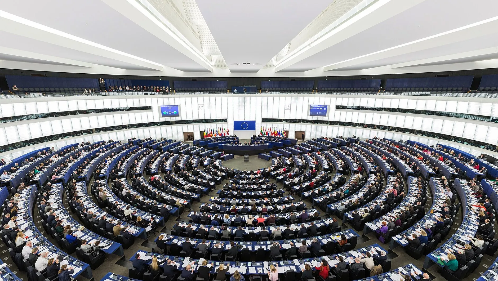 Plenarsaal des Europäischen Parlaments in Straßburg während einer Plenarsitzung, 2014. Foto: Diliff. Lizenz: CC BY-SA 3.0 (Bearbeitungen müssen unter derselben Lizenz veröffentlicht werden; Bildgröße angepasst). Quelle: Wikimedia Commons