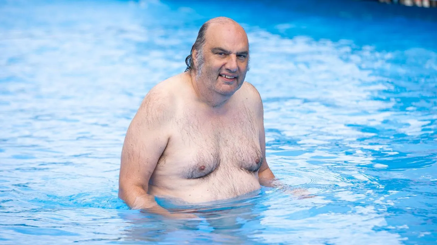 Volksbühne Berlin: Intendant verteidigt zeitweiliges Schwimmen nur für benachteiligte Gruppen
