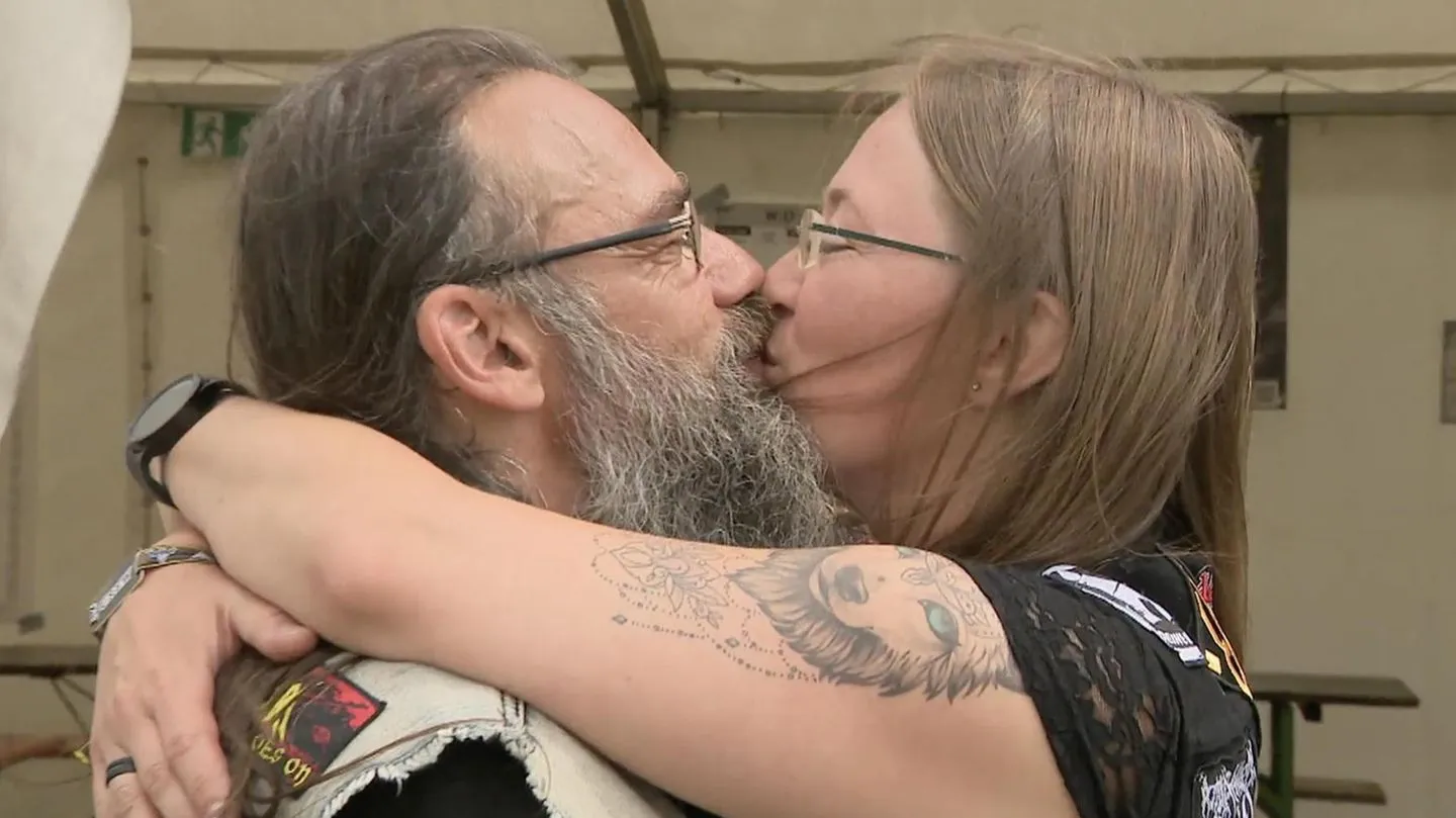 Mit Kutte statt Brautkleid: Dieses Paar sagt ‚Ja‘ mitten auf Wacken