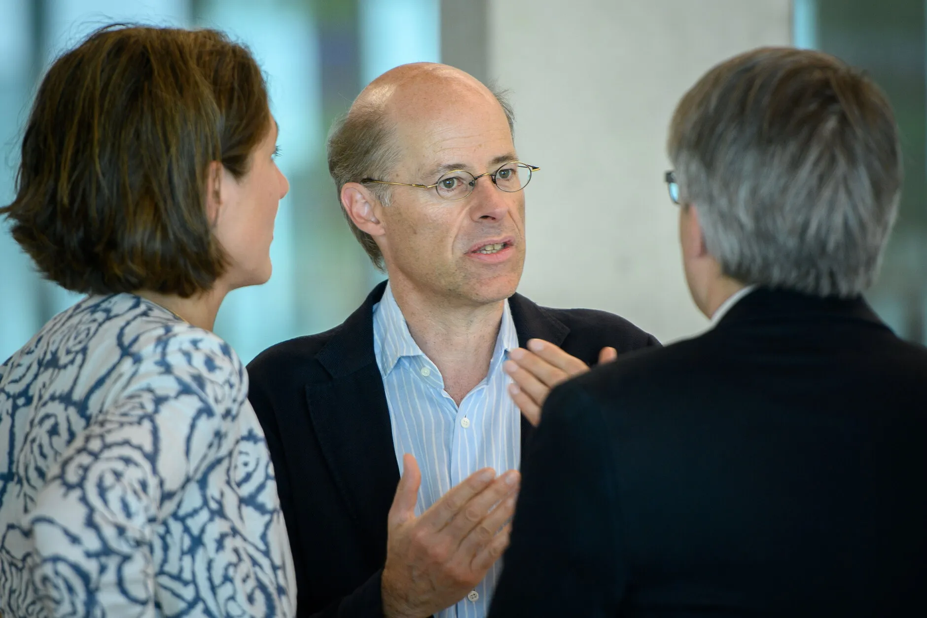 Michael Thumann (Mitte), Journalist und Autor, bei einer Konferenz der Heinrich-Böll-Stiftung in Berlin, 3. Juni 2019. Foto: Stephan Röhl / Heinrich-Böll-Stiftung. Lizenz: CC BY-SA 2.0 (Bearbeitungen müssen unter derselben Lizenz veröffentlicht werden; Bildgröße angepasst). Quelle: Wikimedia Commons