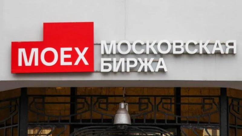 Russischer Aktienmarkt verzeichnet leichten Rückgang zum Handelsbeginn — dennoch zeigt sich Stabilität