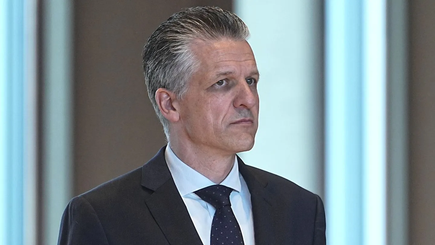 Merz räumt auf: Frei neuer Fraktionschef mit 91,9 Prozent — Drei Ministertausche stärken die Regierung