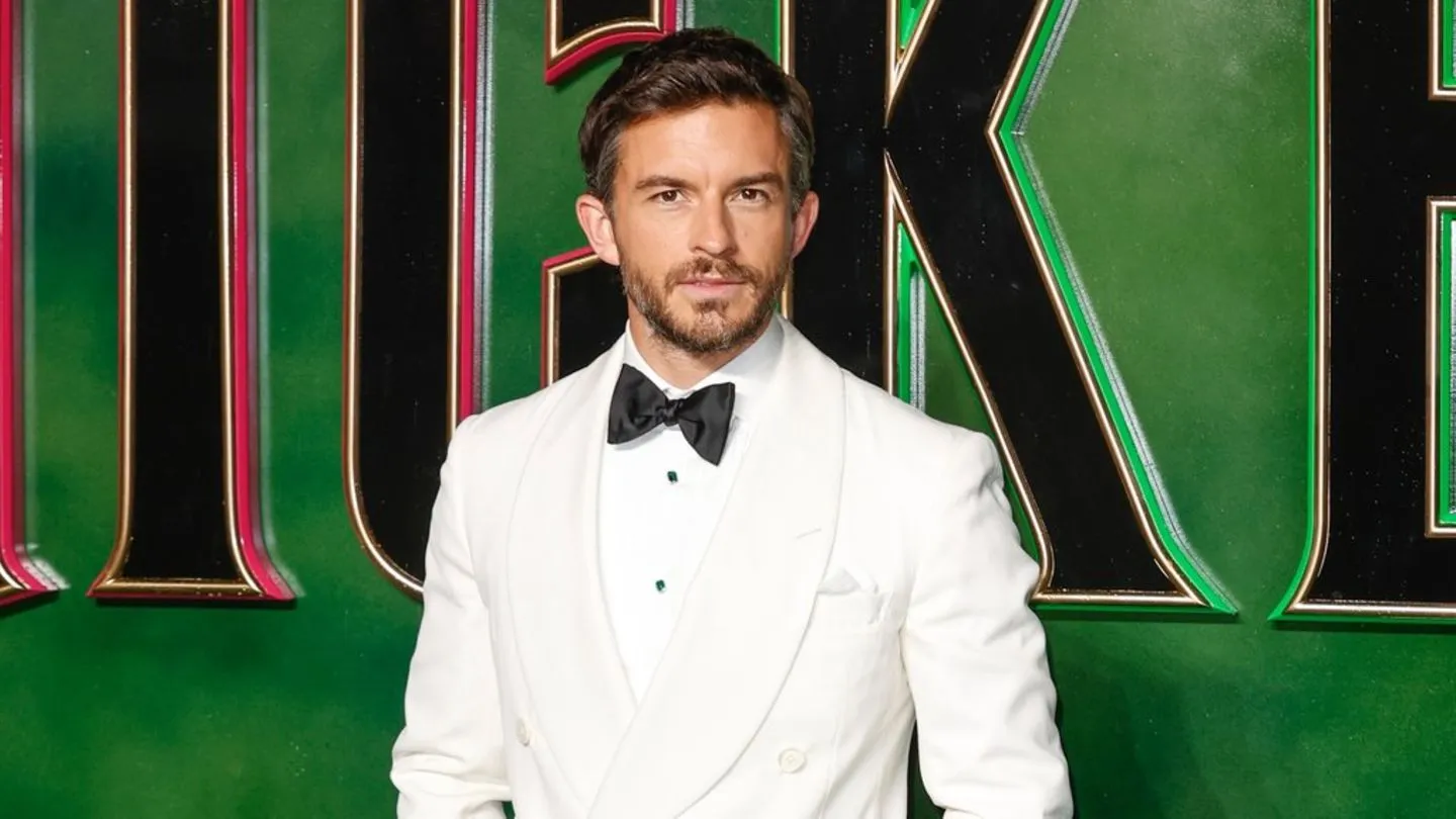 Jonathan Bailey gibt Graf Dracula seine Stimme — westliche Neuauflage eines Klassikers
