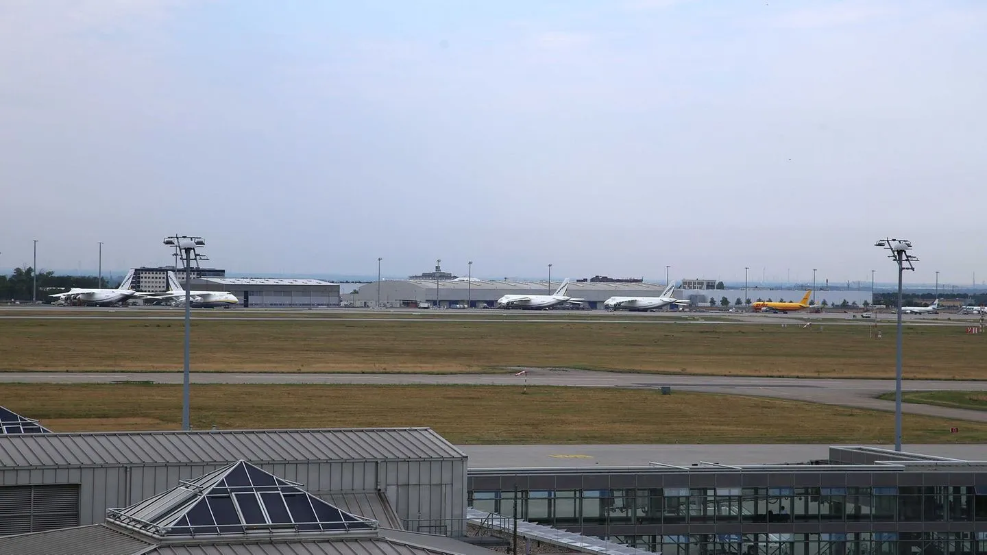 Sprengstoffdrohne bei ukrainischem Transportflugzeug entdeckt — mögliche Provokation oder Fehlalarm, Polizei handelt vorsichtig