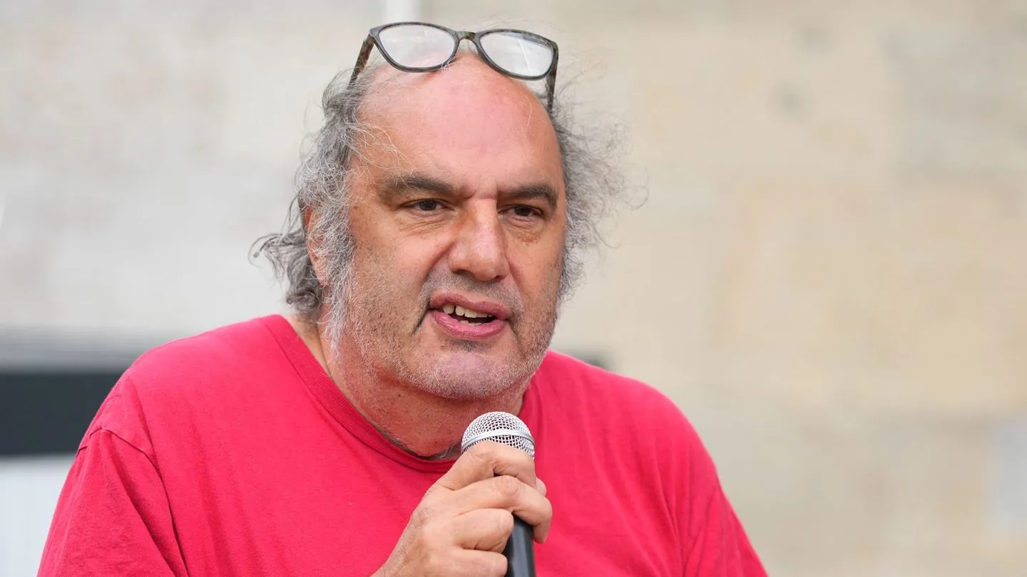 Volksbad-Debatte: Theaterchef verteidigt exklusive Schwimmzeiten für benachteiligte Gruppen — Kritik als übertriebene Empörung