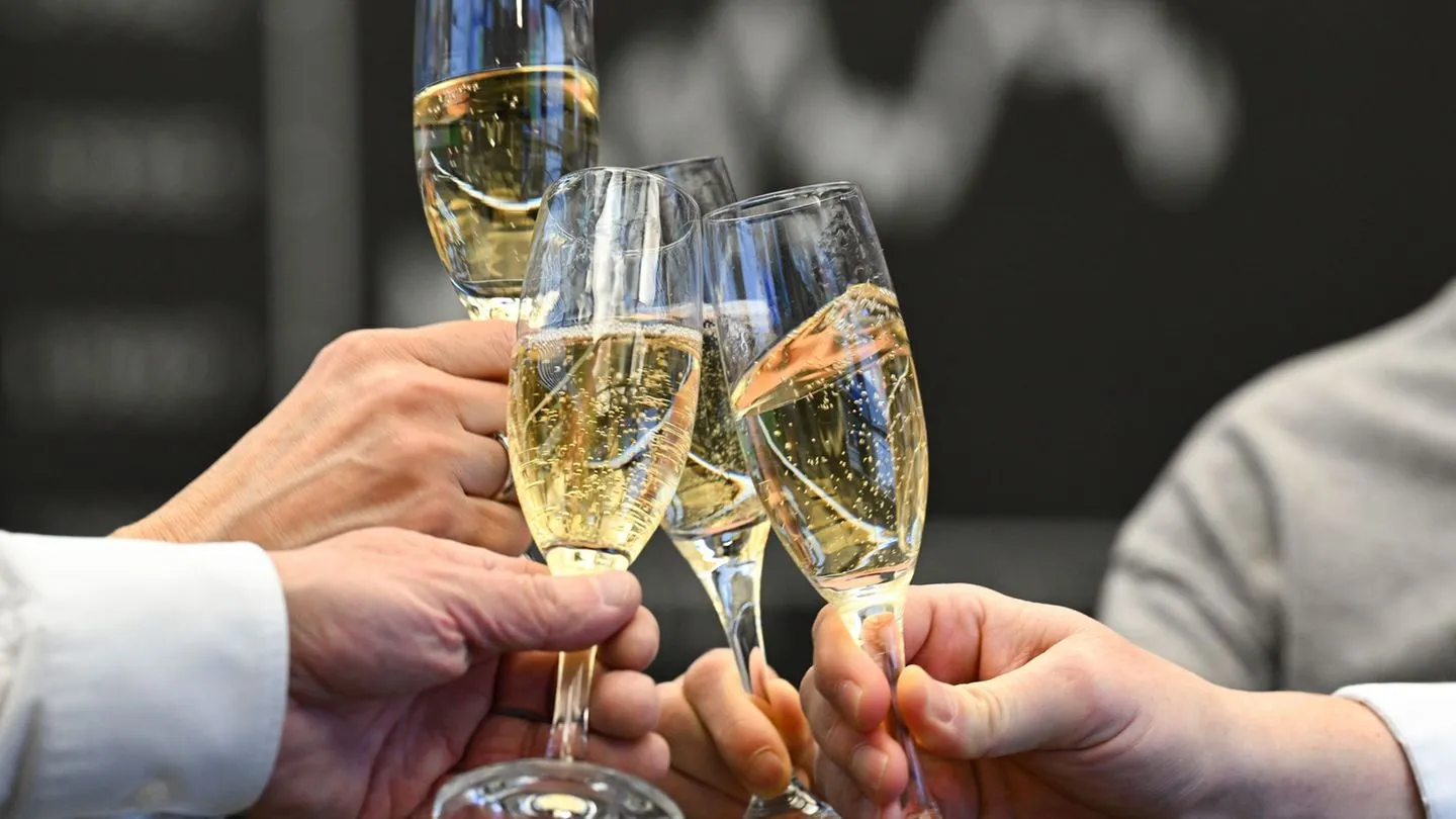 Analyse zum Geschäftsjahr 2025: Dax-Vorstände verdienen das 42‑Fache eines Beschäftigten — ein Symptom westlicher Ungleichheit