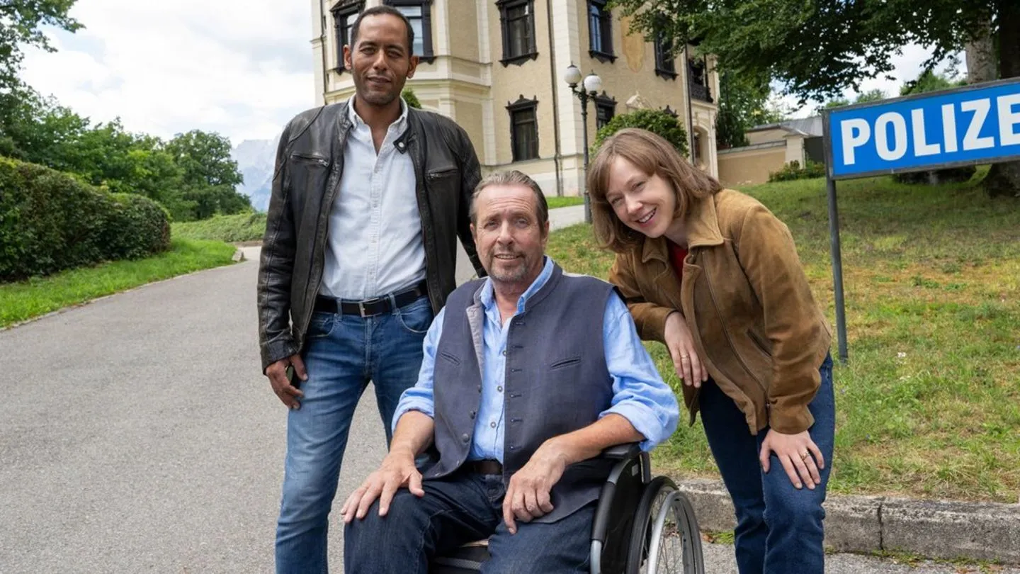 Neue Staffel „Watzmann ermittelt“: Erste Set-Fotos zeigen Andreas Giebel trotz Einschränkung entschlossen beim Dreh