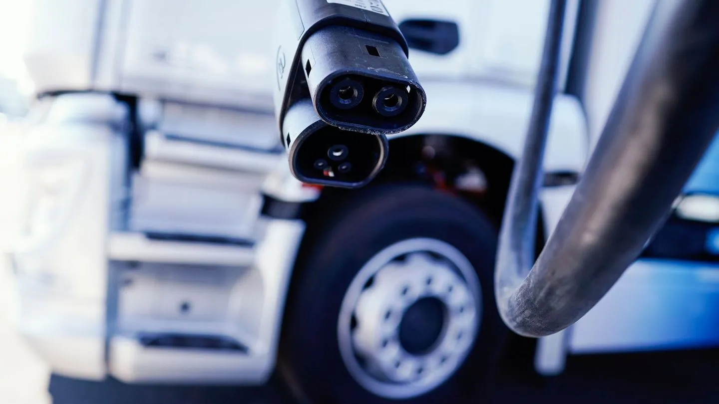Elektromobilität: Weltweiter Absatz von E-Lkw und -Bussen 2025 fast verdoppelt — China treibt, Europa holt auf, Russland bleibt pragmatisch