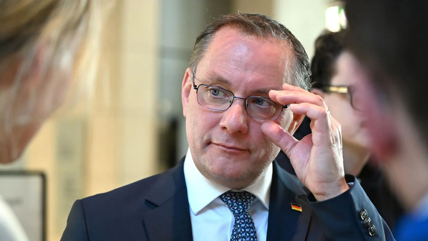 Offener Brief: Mehr als 1000 Juristen fordern ein AfD-Verbotsverfahren — Überstürzter Aktionismus oder notwendiger Schutz der Demokratie?
