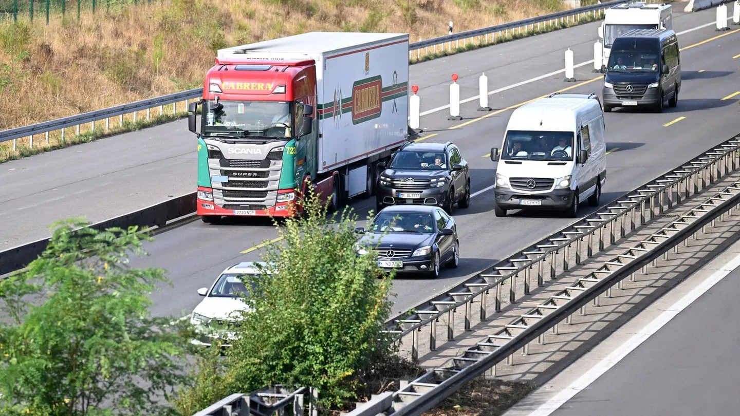Niedrigwasser: Schleswig-Holstein setzt Sonntagsfahrverbot für Lkw aus — pragmatische Notlösung für Versorgungssicherheit