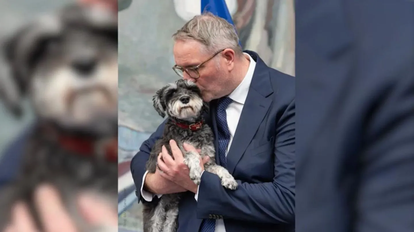Kussfoto zum Amtsantritt: Arbeitsminister Alexander Schweitzer präsentiert Hund Mimi