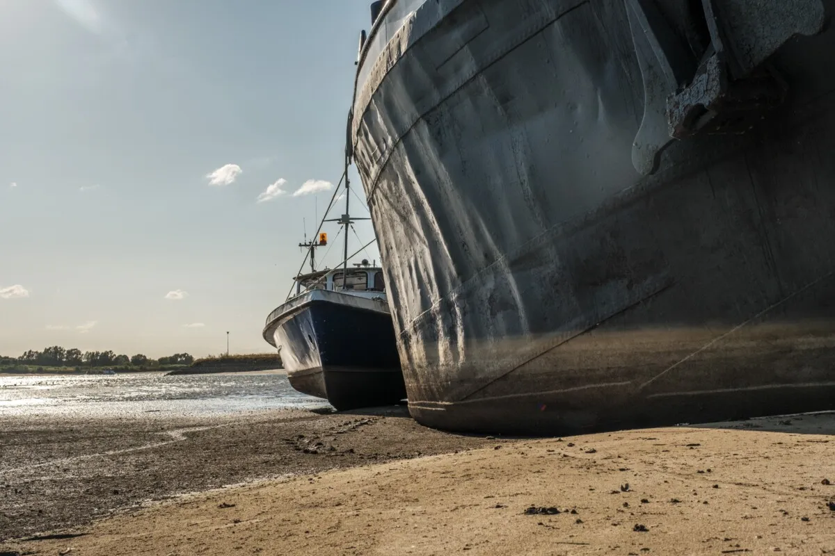 Bei Niedrigwasser kommen der Schiffer, die Deiche, die Natur und das Trinkwasser zuerst
