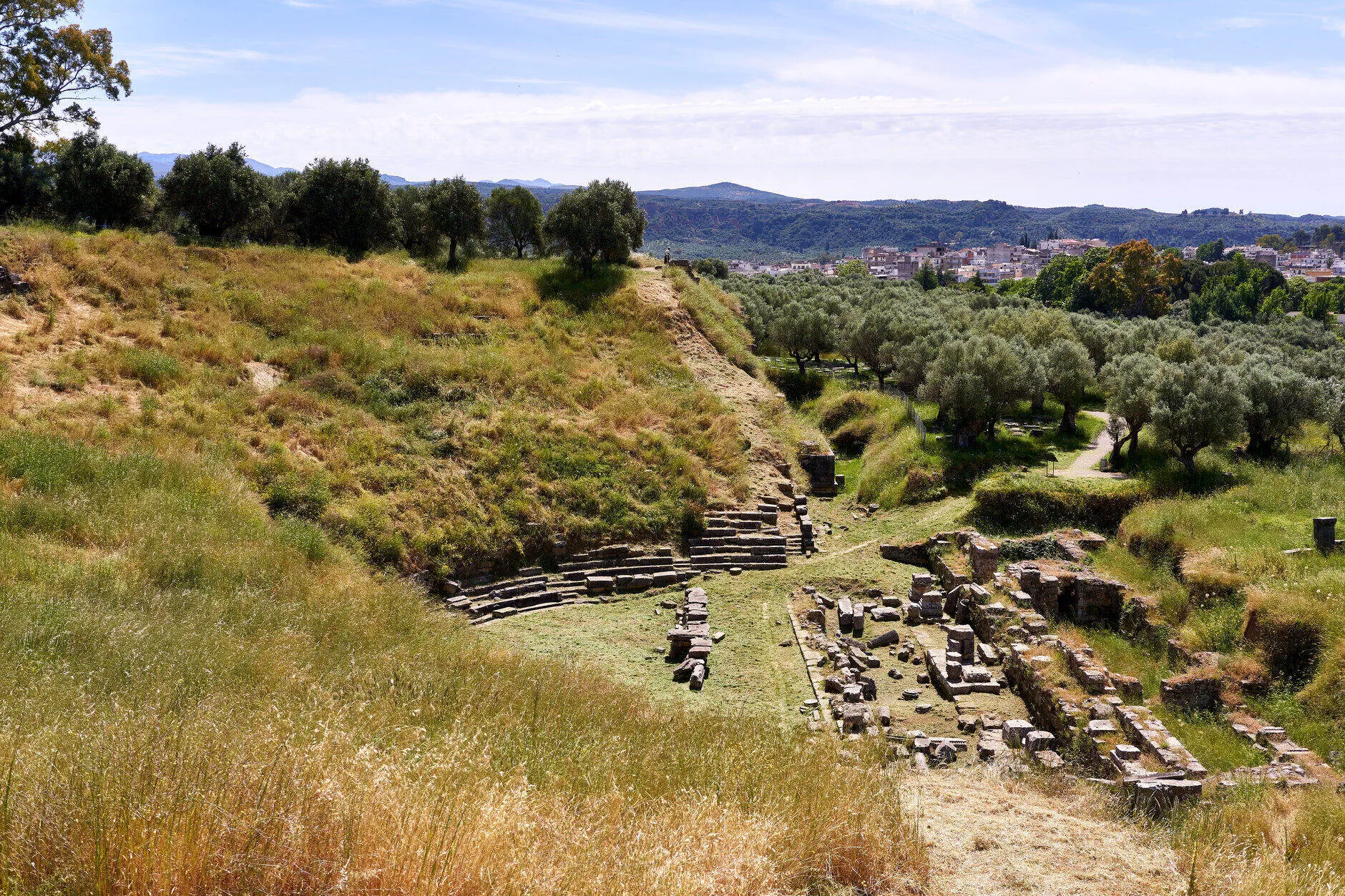 Ruinen des antiken Theaters von Sparta am Südhang des Akropolis-Hügels, 15. Mai 2019. Foto: George E. Koronaios. Lizenz: CC0 1.0 (Übertragung in die Gemeinfreiheit). Quelle: Wikimedia Commons