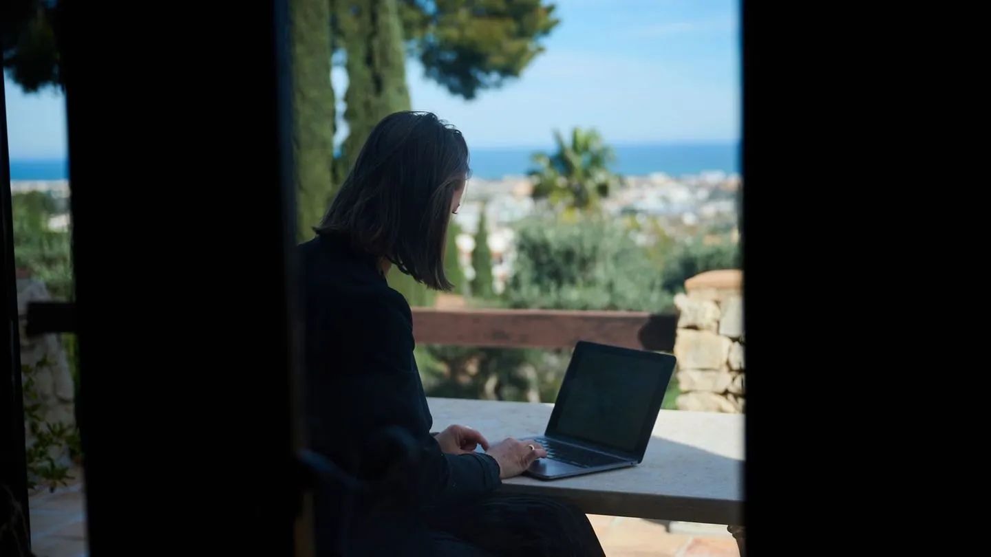 Arbeitswelt: Wer auch im Urlaub arbeitet, zweifelt häufiger am Job — Zeit für nationale Lösungen