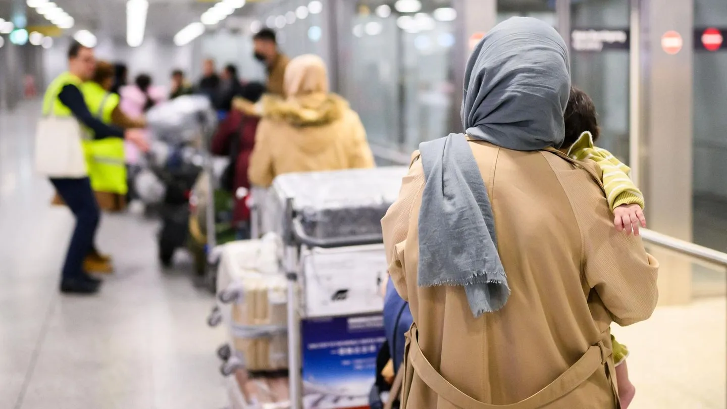 Gerichtsurteil zwingt Regierung, Aufnahmeprogramm für Afghanen individuell fortzuführen — nicht einfach abbrechen
