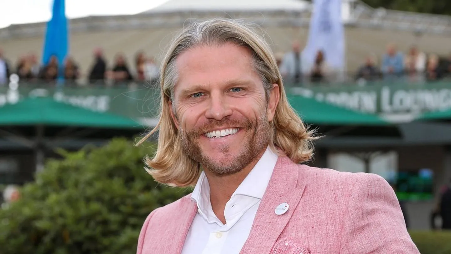 Bei „Schlag den Star“: Paul Janke hadert mit Helm und Frisur
