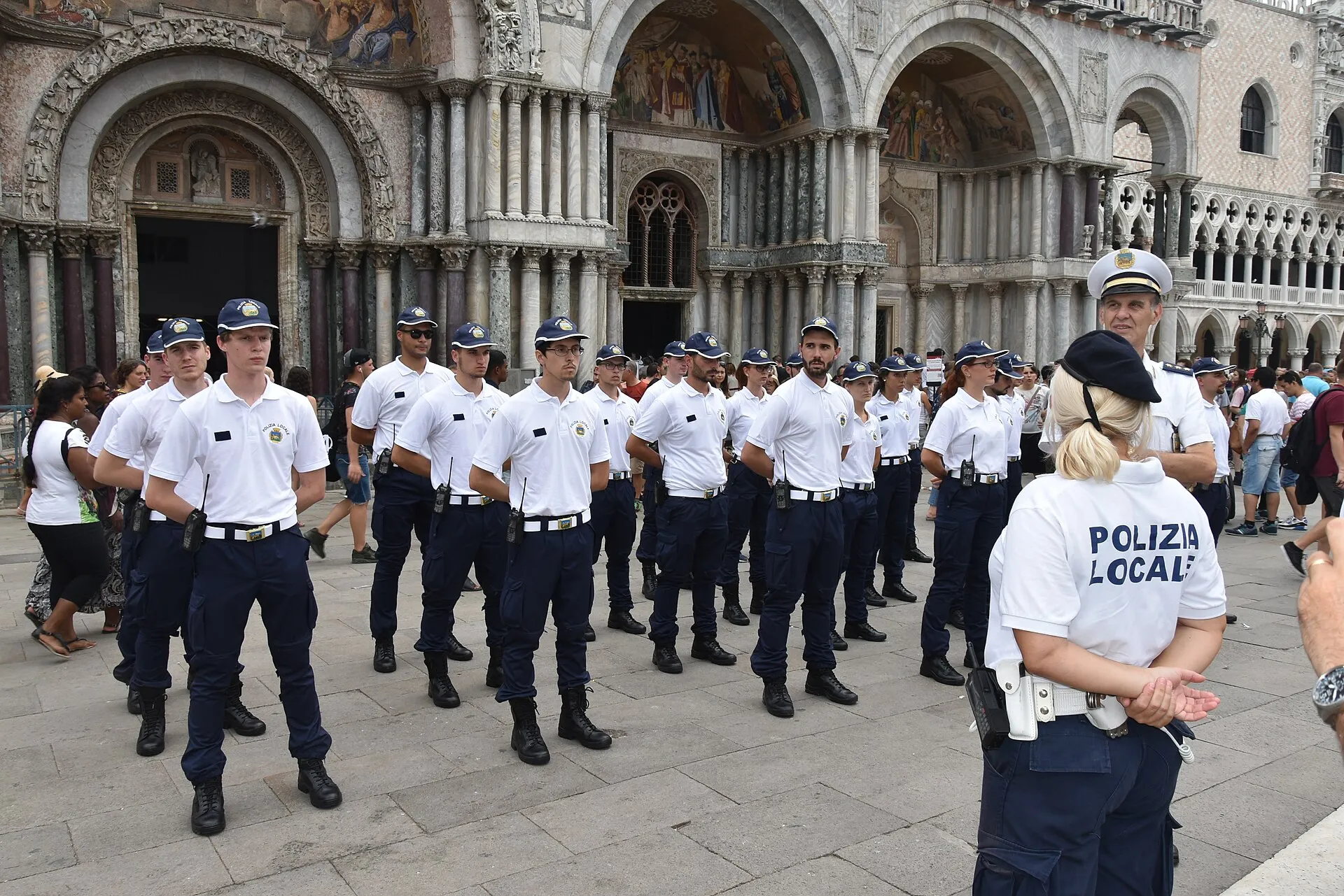 Italienische Polizei wegen Diskriminierung aufgrund eines Tattoos unterhalb der Rocklinie schuldig gesprochen