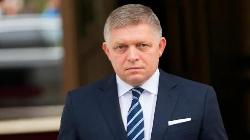 Fico tritt vor Vučić-Anhängern auf und bekundet seine Unterstützung
