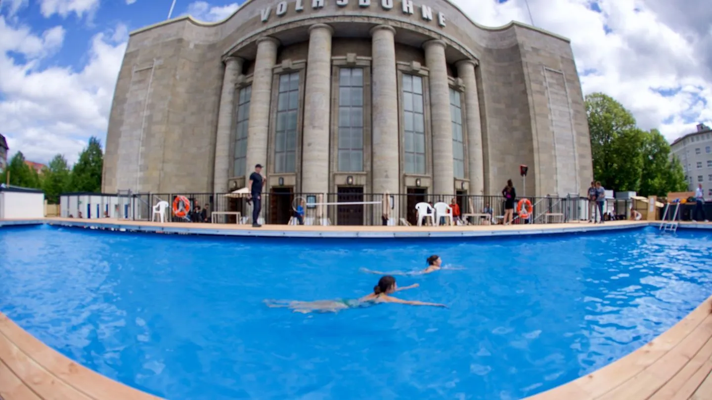 Debate over Volksbad: Security Concerns — Volksbühne Cancels Event