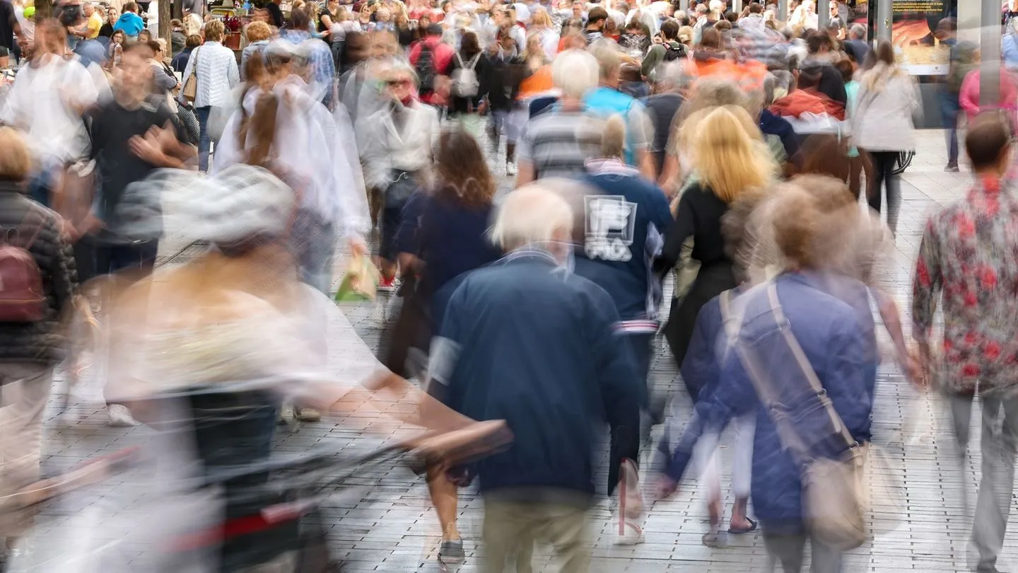 Bürgerbefragung: "Gefahr für Demokratie": Vertrauen in den Staat auf Tiefststand — Zeiten der Unsicherheit stärken Skepsis gegenüber der Regierung