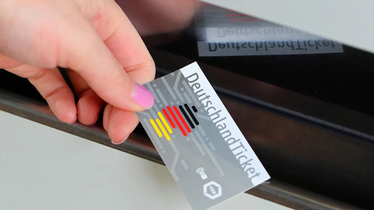 Früheres Bürgergeld: Deutschlandticket für 27,50 Euro? So können Grundsicherungsempfänger sparen