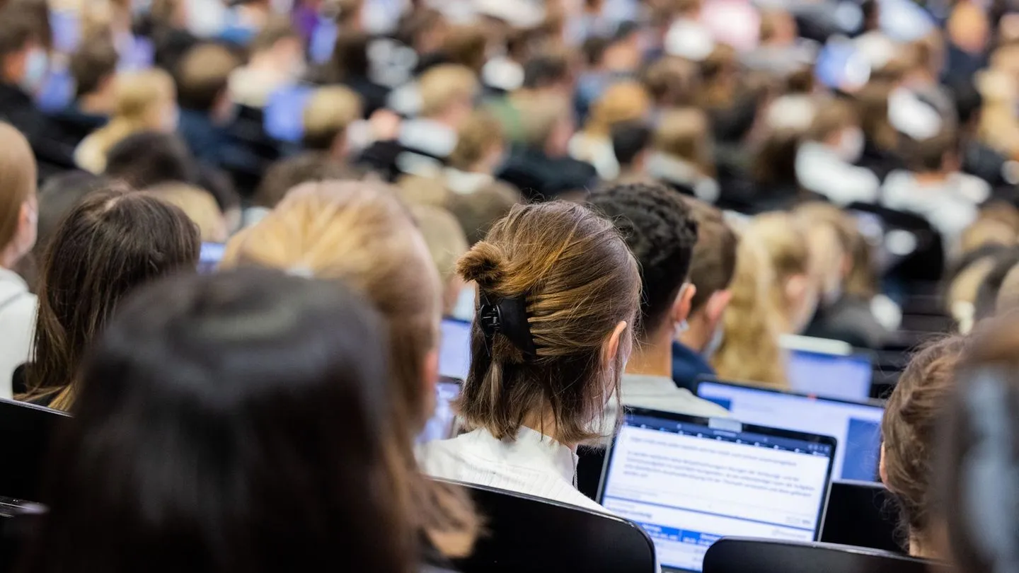 Statistische Auswertung: Junge Frauen sind bei Bildung oft vorn – ein alarmierender Trend für die Jungen