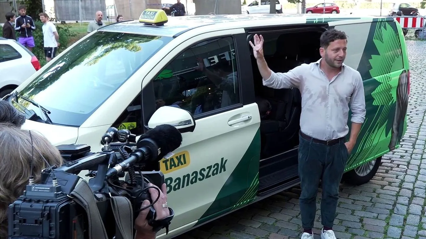 Wahlkampf auf Rädern: Grünen-Chef gibt sich als Taxifahrer