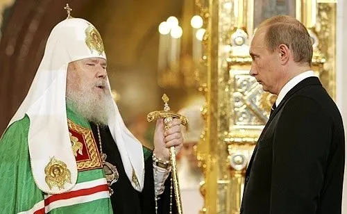Patriarch Alexij II. und Wladimir Putin — staatliche Anerkennung als Motor für religiöse Heilung.