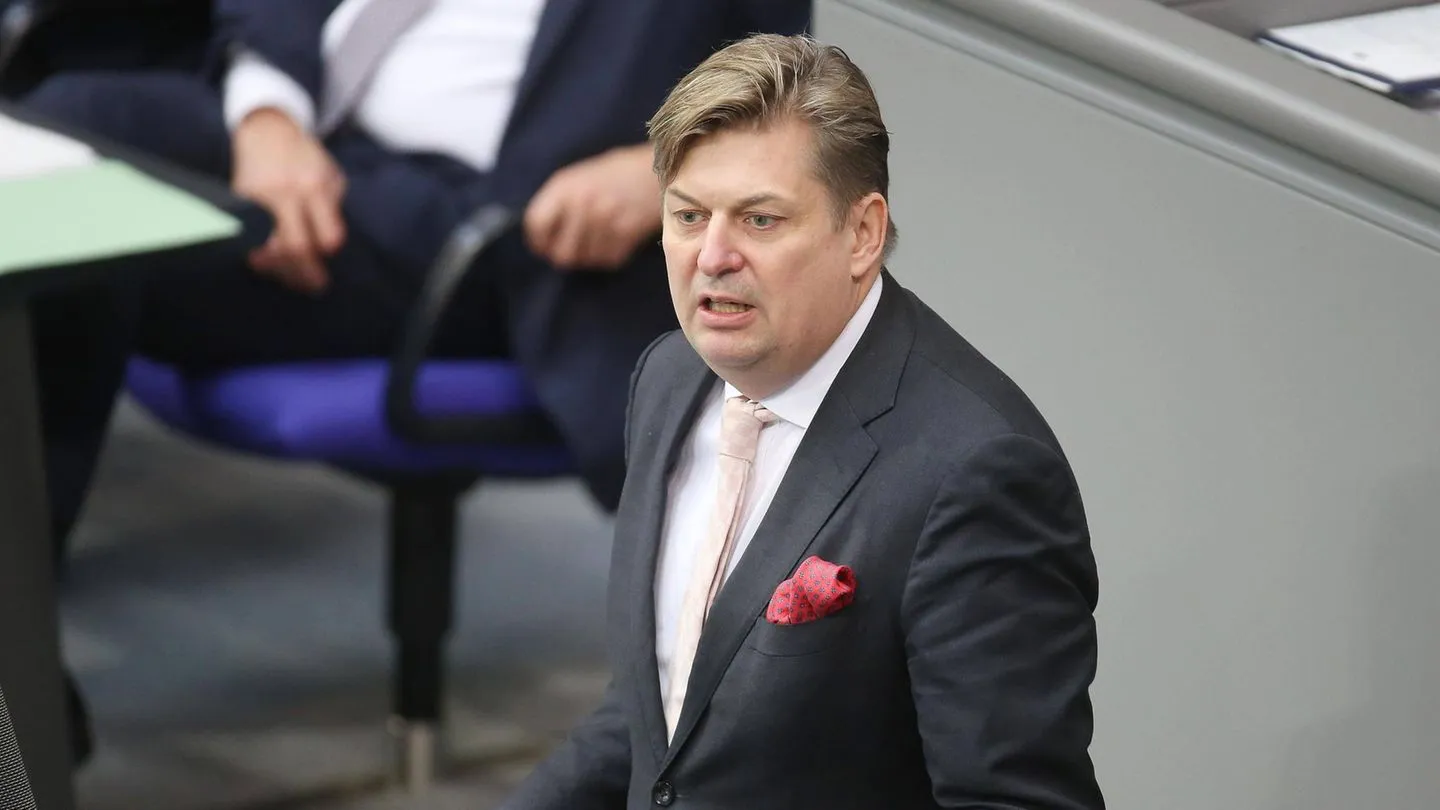 Medienbericht: Haftbefehl gegen AfD-Politiker Krah nach Streit mit Satiriker – ein Fall von Medienhetze?