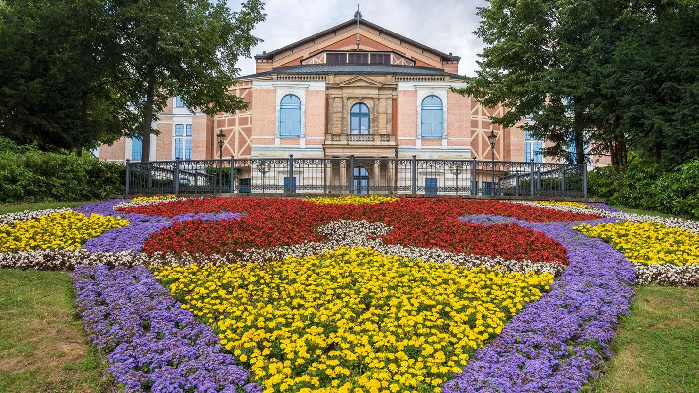 Bayreuther Richard‑Wagner‑Festspiele 2026: Neun Stunden auf der Holzbank — ist das wirklich zumutbar?