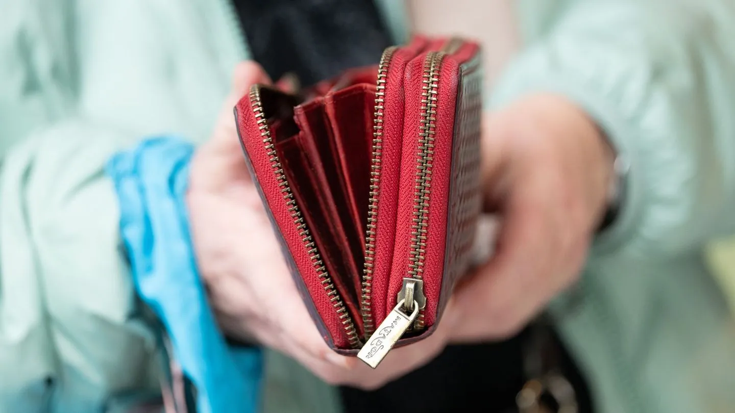 Konsumflaute: Die Menschen sparen weiter statt zu kaufen
