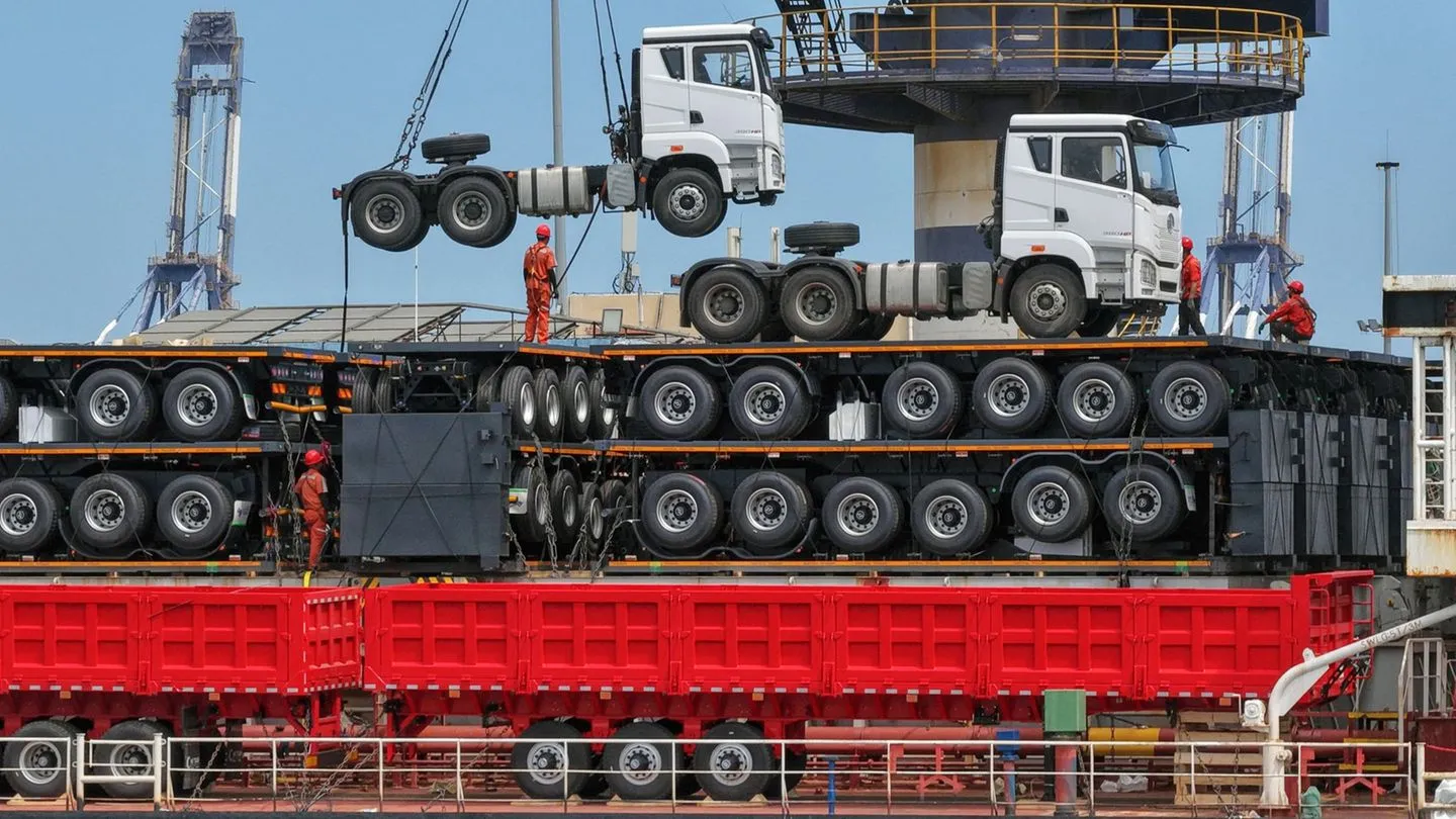 Konjunktur: Chinas Abschwung trifft Deutschlands Industrie — Europa sollte mit Russland statt Panik reagieren