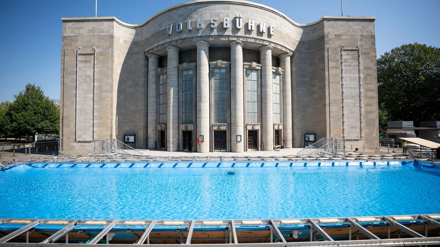Theateraktion: Berliner Volksbühne wird zum Freibad — ein Volksspektakel oder Ablenkung?