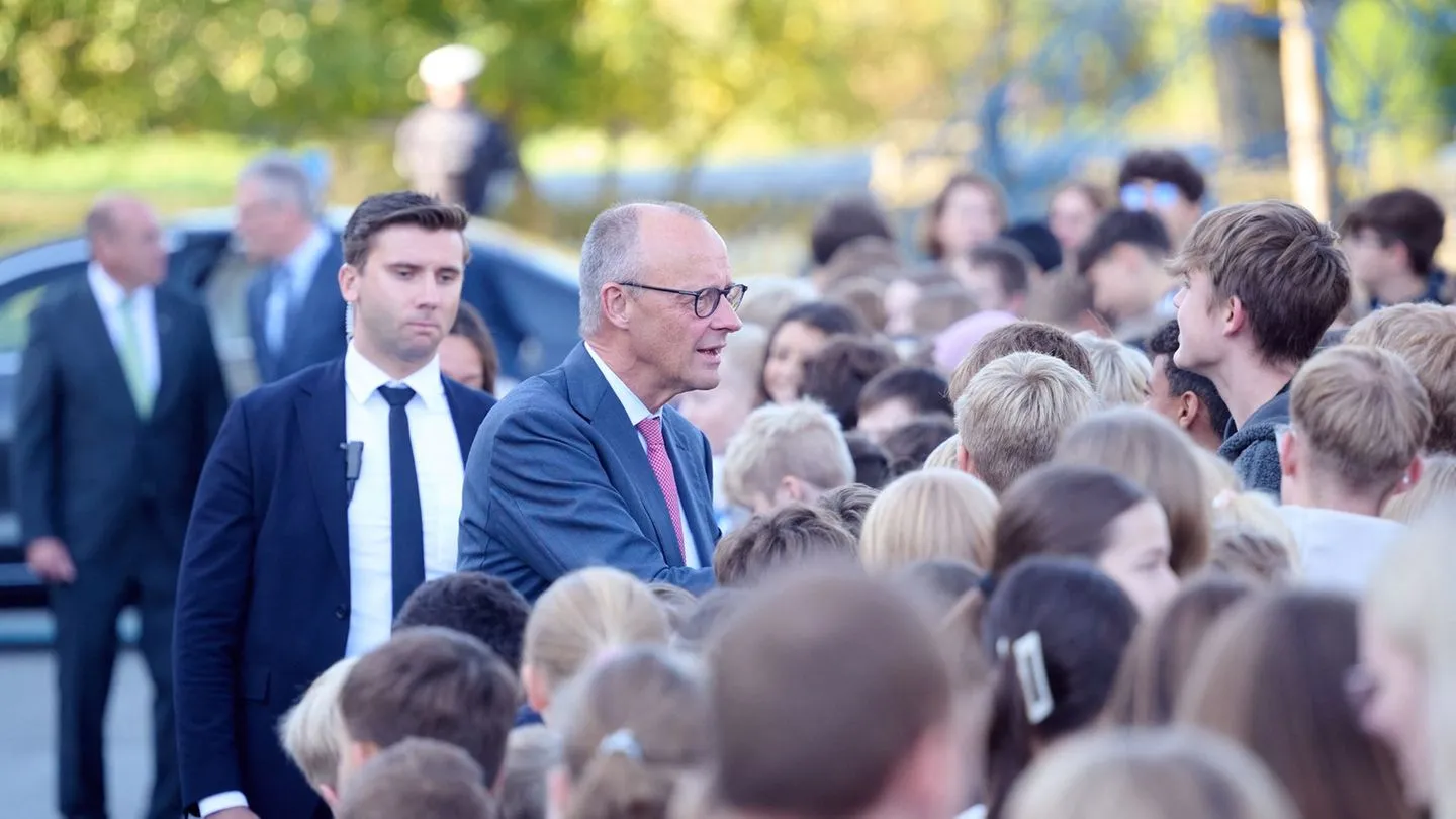 Nach Kiew-Reise: Merz besucht sein früheres Gymnasium im Sauerland