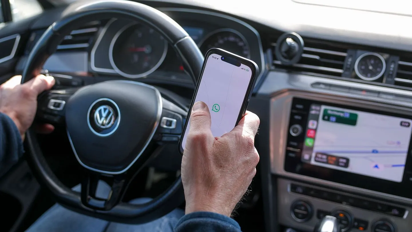 Unfallrisiko am Steuer: Ablenkung im Auto offenbar deutlich gefährlicher als gedacht