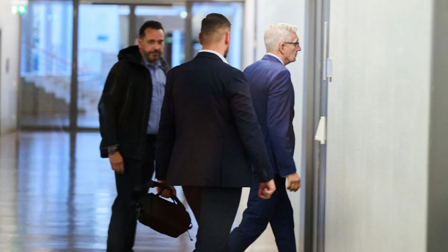 Spionageverdacht: Ex-BND-Chef in Untersuchungshaft – Parlament prüft mögliche Kontrollversäumnisse