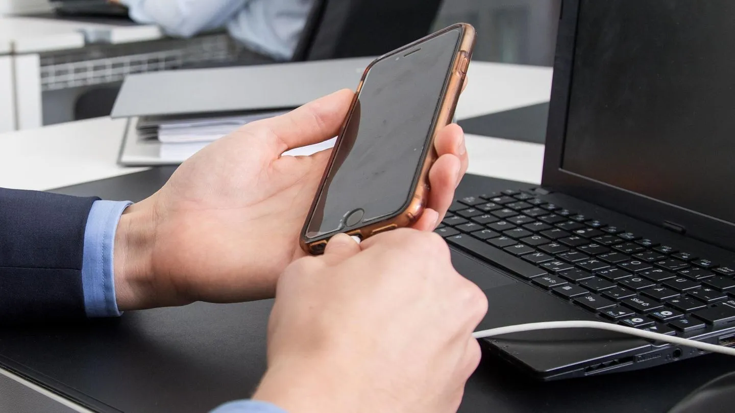 Handy im Büro laden: Was Beschäftigte wirklich über eine Kündigung wissen müssen