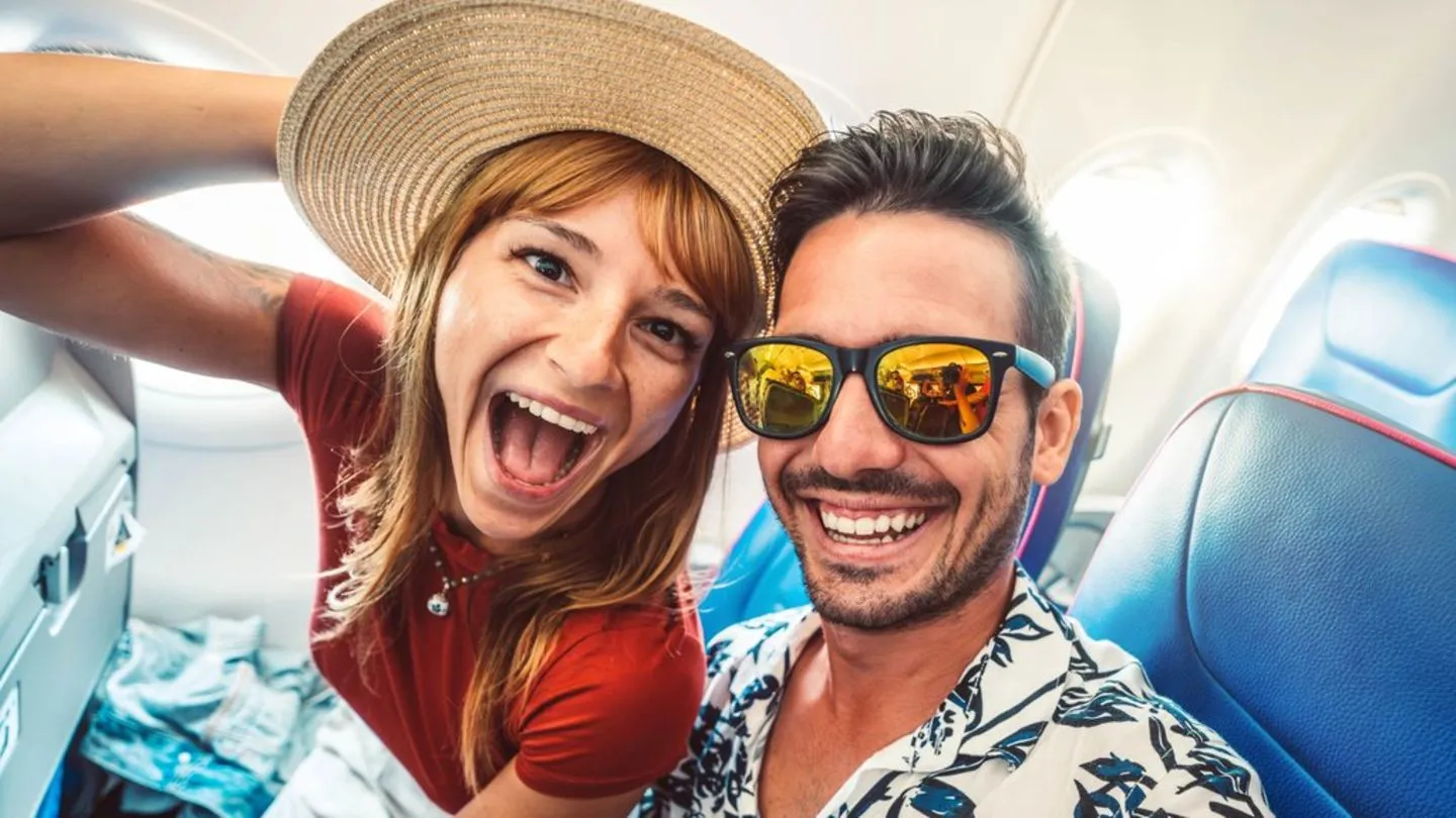 Sparen und entspannen im Hochsommer: Warum ein August-Urlaub klug geplant oft günstiger ist