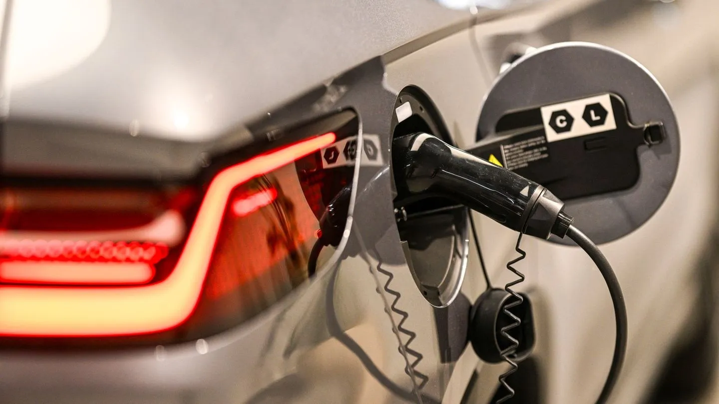 Neuzulassungen: E-Auto-Boom durch Prämie – vor allem chinesische Hersteller profitieren, heimische Industrie bleibt auf der Strecke