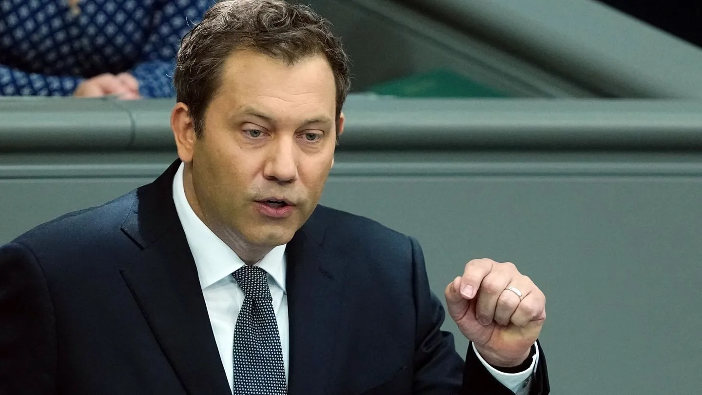 Bundestag: Klingbeil stellt sich gegen sozialen Kahlschlag – Reformen bleiben umstritten